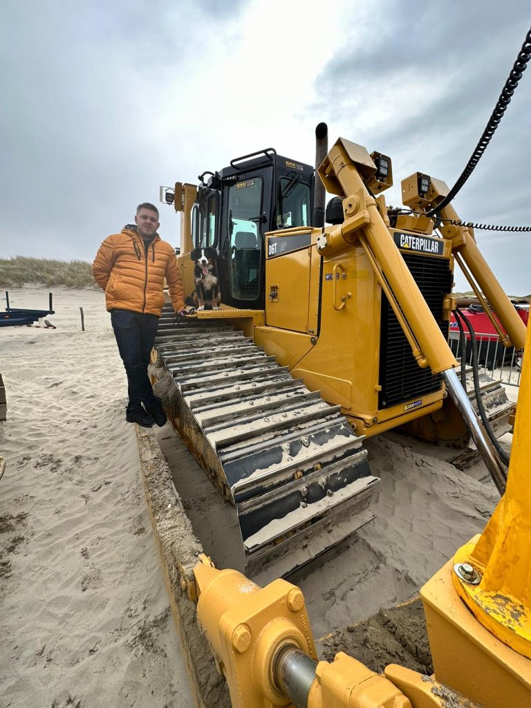 Bas Peetoom samen met hond op bulldozer