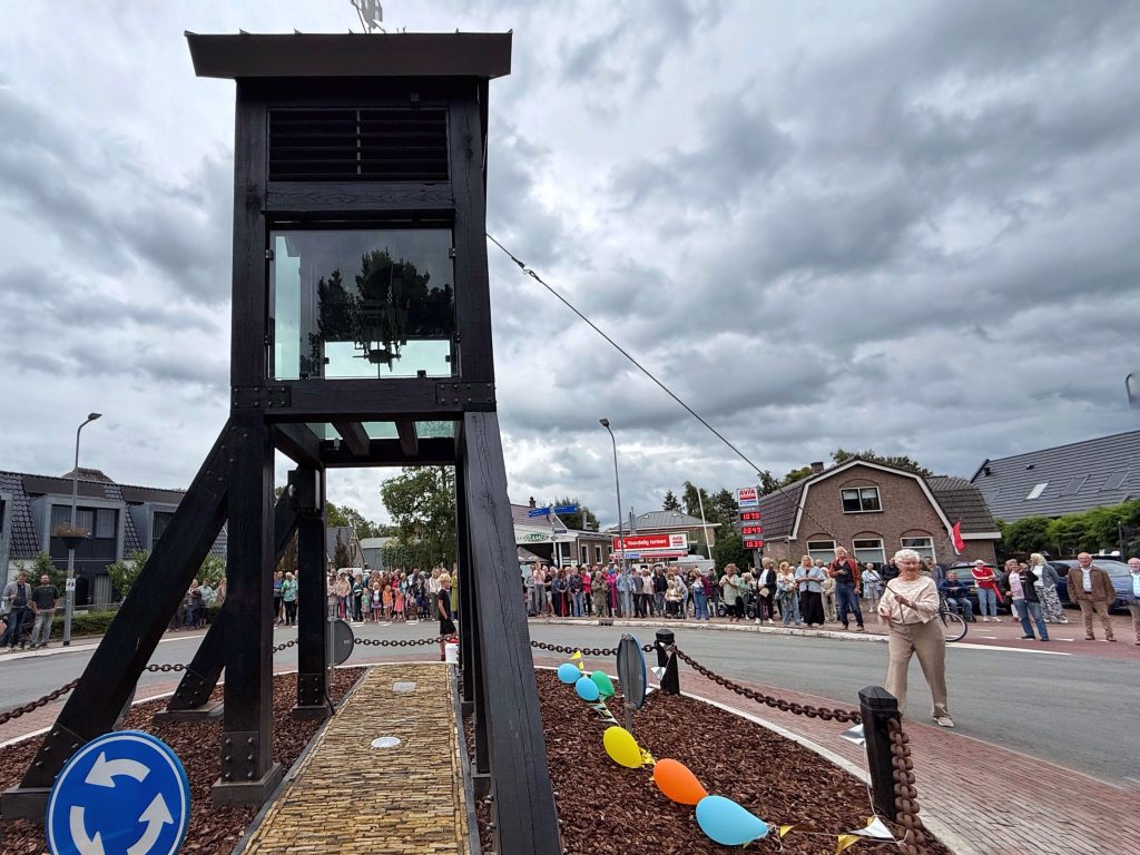 De officiële eerste luiding werd verricht door mevrouw Klaver-Idema