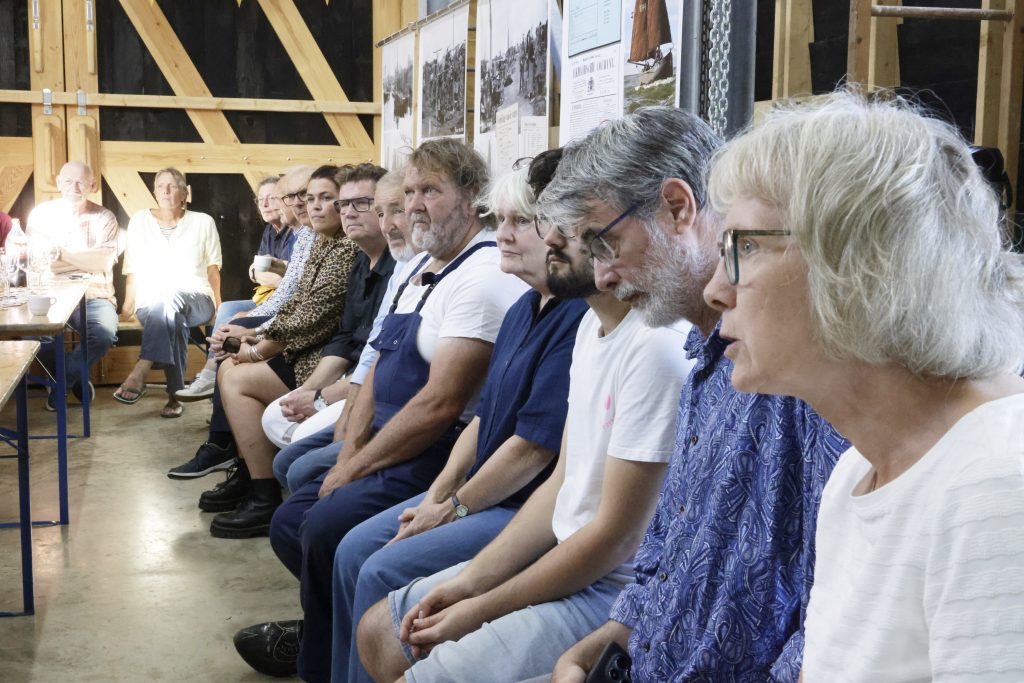 Jan Rotgans en publiek luisteren geboeid