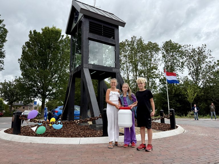 Leerlingen voor Klokkenstoel in Zijdewind met tijdcapsule
