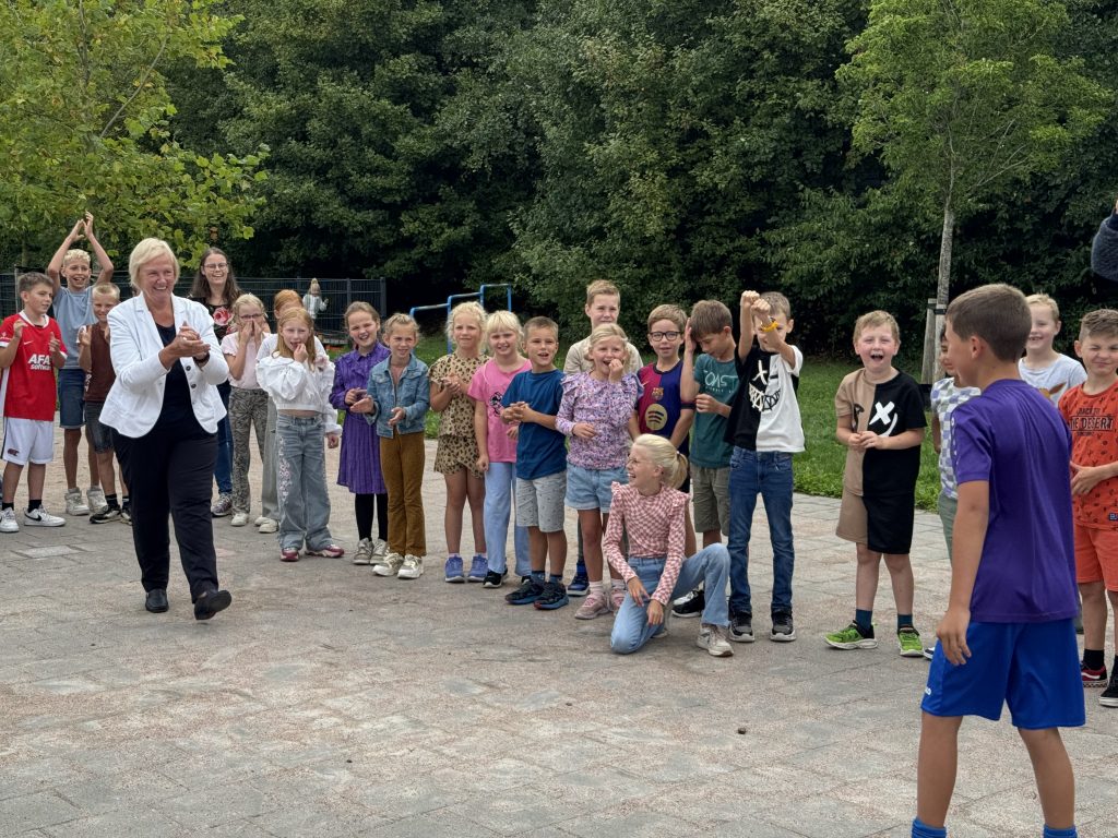 Mary van Gent applaudiseert voor kinderen