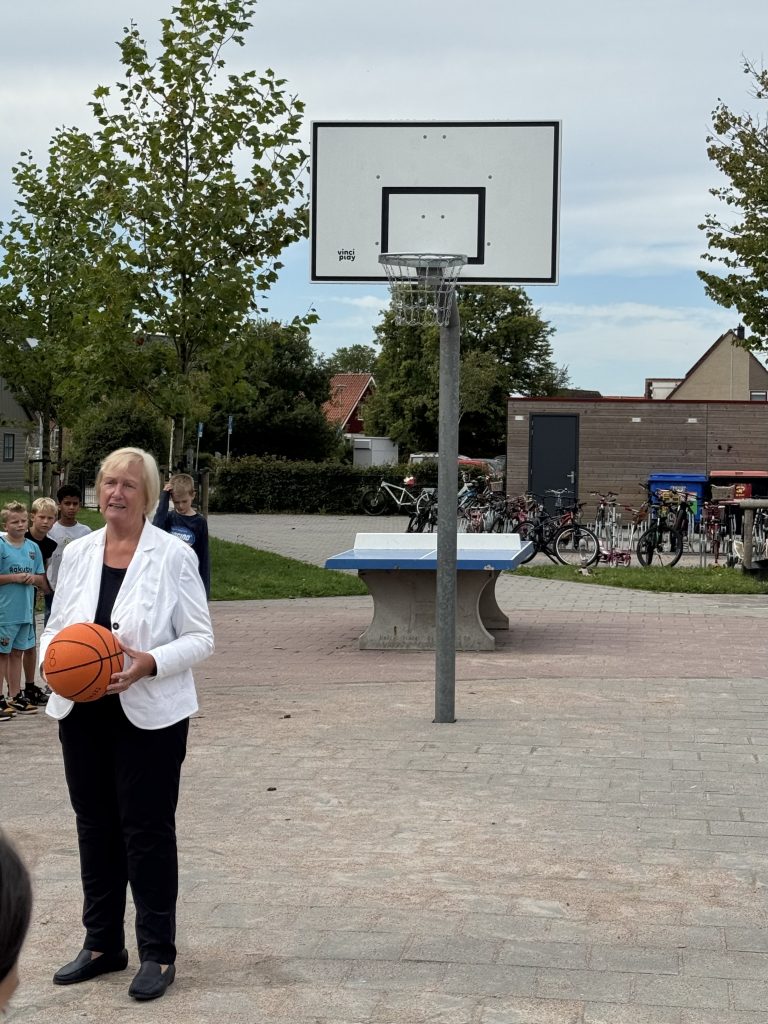 Mary van Gent bij de nieuwe baskets