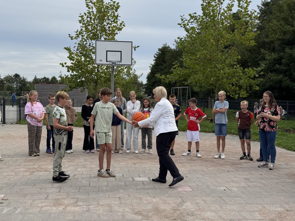 Mary van Gent krijgt basketbal van kinderen