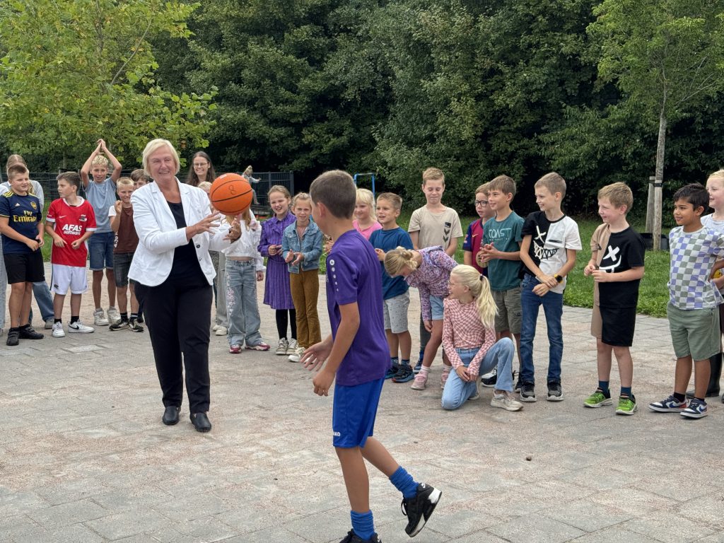 Mary van Gent speelt ook een potje basketbal mee