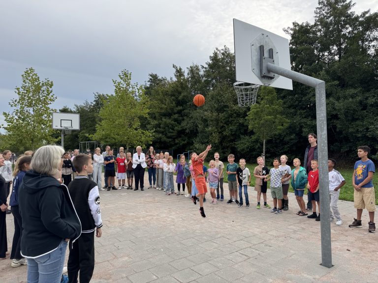 Nieuwe baskets voor kindcentrum De Meertuin