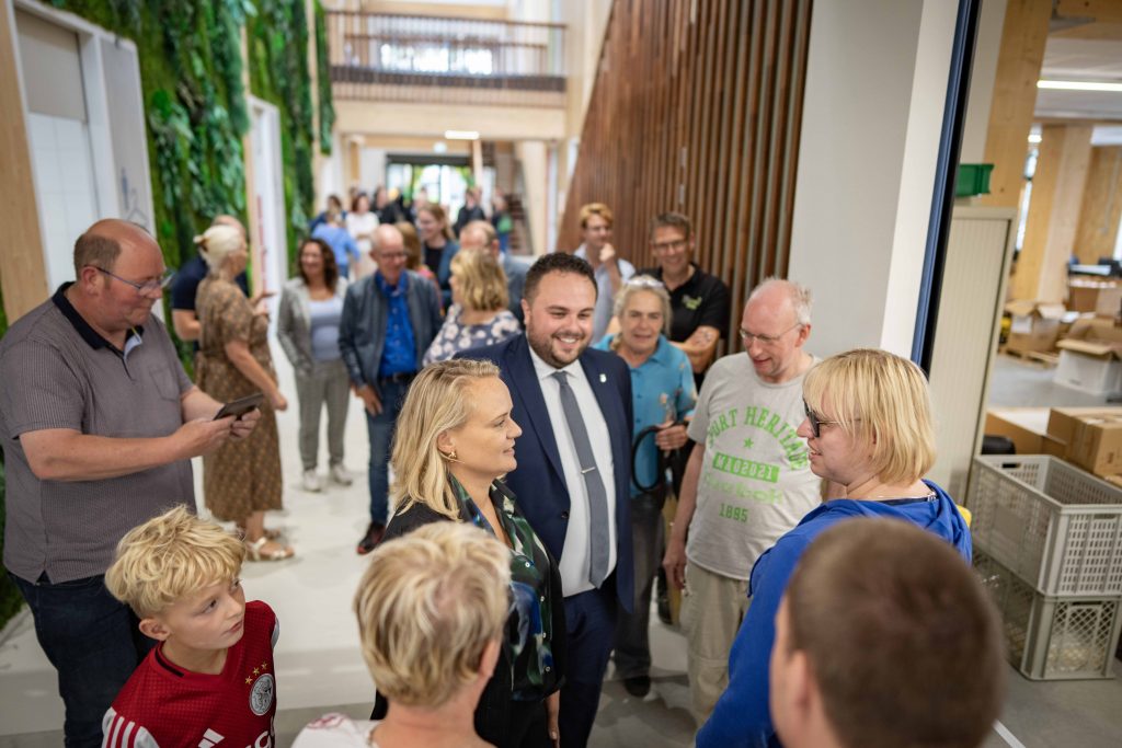 Aanwezigen krijgen rondleiding door het nieuwe pand. (foto: RedMouse)