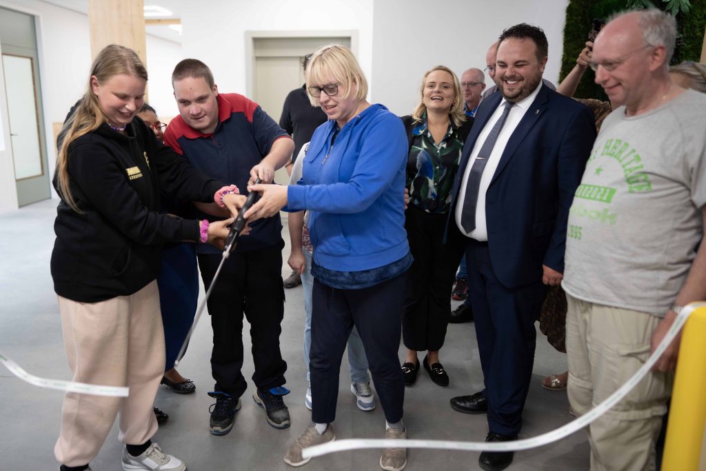 Met een grote schaar wordt het lint doorgeknipt. (foto: RedMouse)