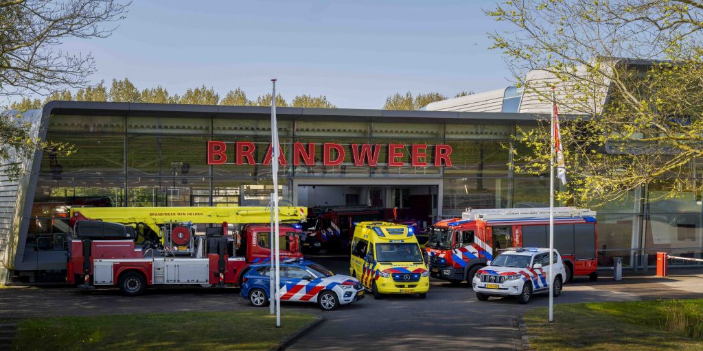 Foto van verschillende dienstauto's tijdens de 112 hulpverleningsdag voor een kazerne. Denk aan de brandweer, ambulance en politie.