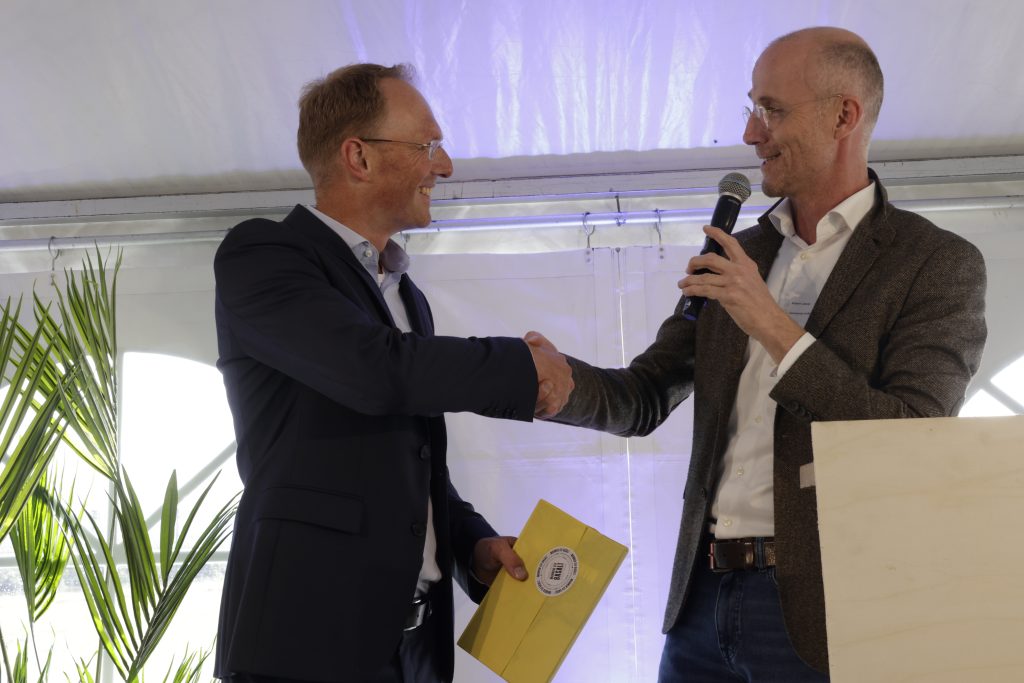 Robert Kielstra - Directeur ECW Energy en Robert Leever schudden elkaar de hand