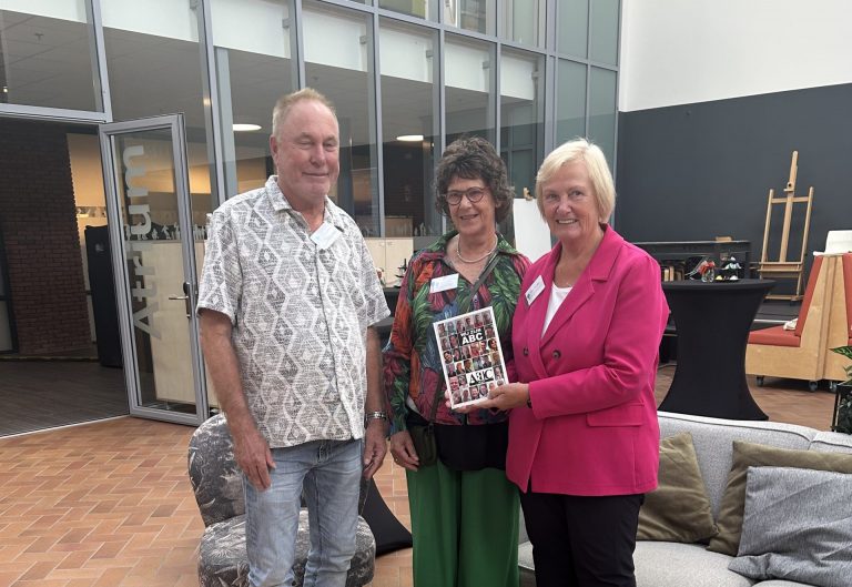 Taalambassadeurs Fred den Heijer en Trudi Jeninga poseren samen met Mary van Gent