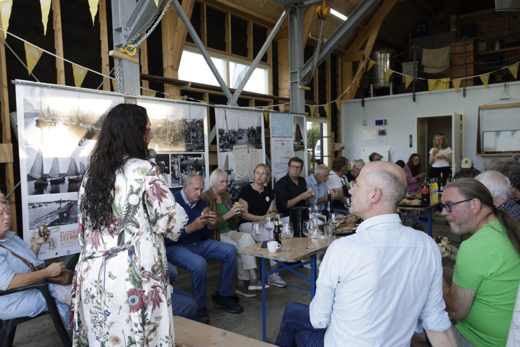 Zangere Dina Popma bracht een fragment van haar Oer Opera SEE ten gehore