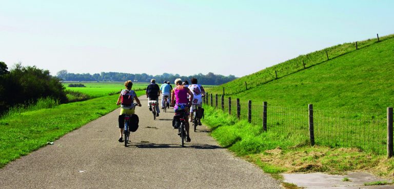 fietsen langs de dijk