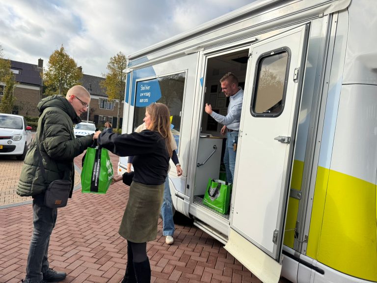 Verspakket wordt overhandigd aan inwoner