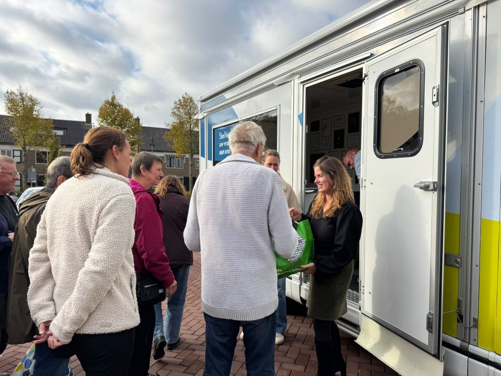 Ondernemersloket deelt verspakketten uit