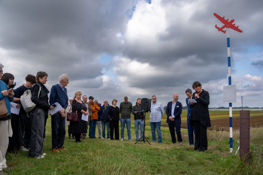Burgemeester Rian van Dam spreekt tijdens de onthulling herdenkingspaal Halifax JB843 aan de Zijperdijk