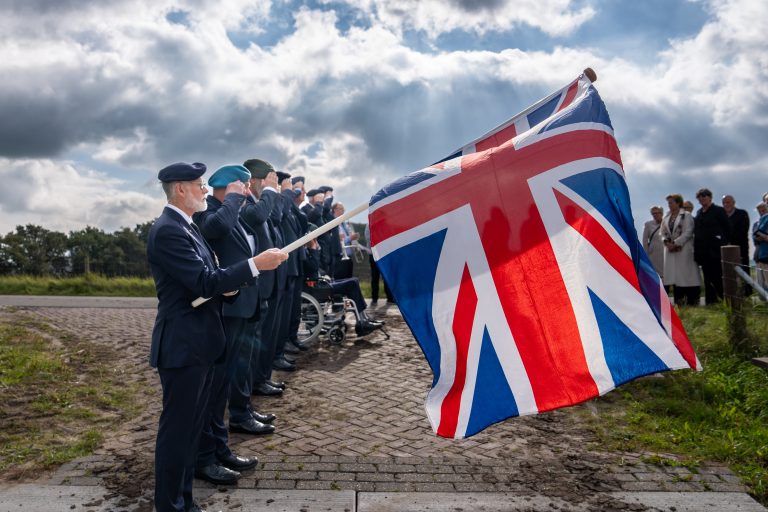Eren van zeven jonge mannen tijdens de onthulling herdenkingspaal Halifax JB843 aan de Zijperdijk