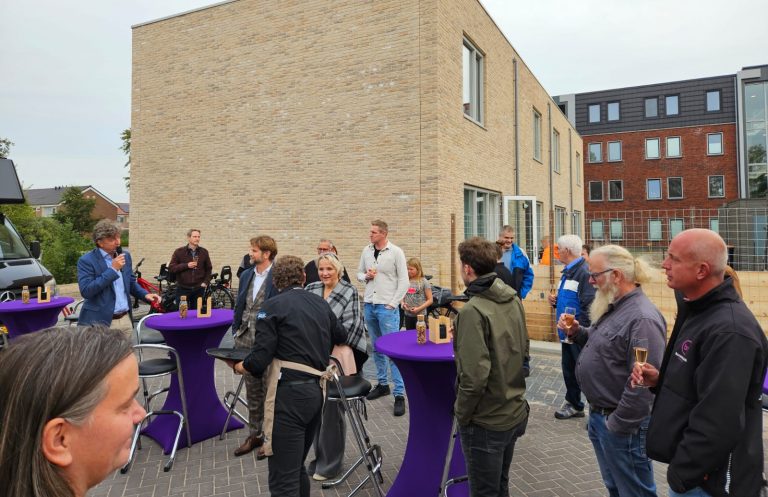 Feestelijk moment woningen in Anna Paulowna