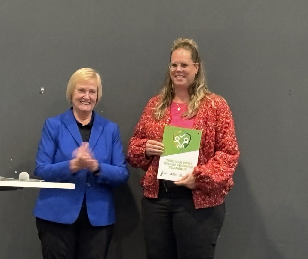 Mary van Gent reikt certificaat sociale veiligheid uit aan Mariska Schra