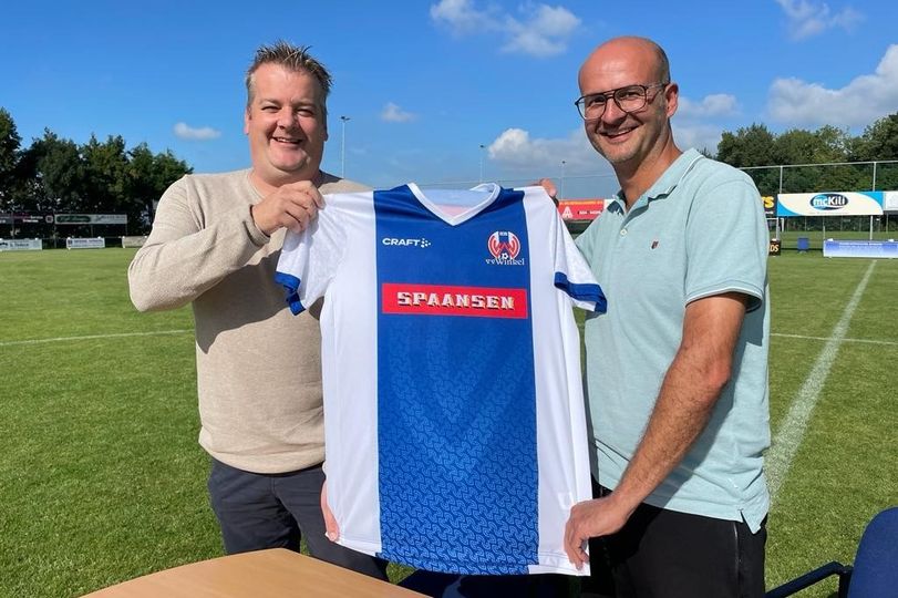 Mike Bijvoet met een voetbalshirt