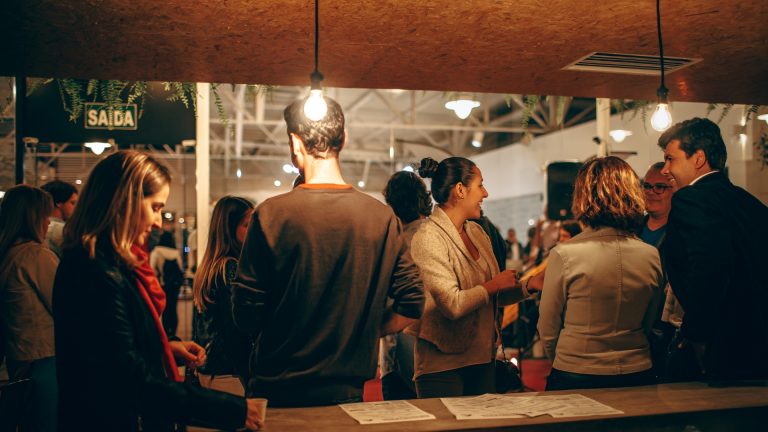 Groep mensen in gesprek tijdens een netwerkbijeenkomst