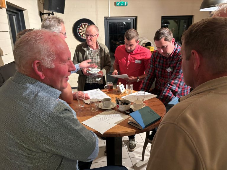Bezoekers van het Raadscafe