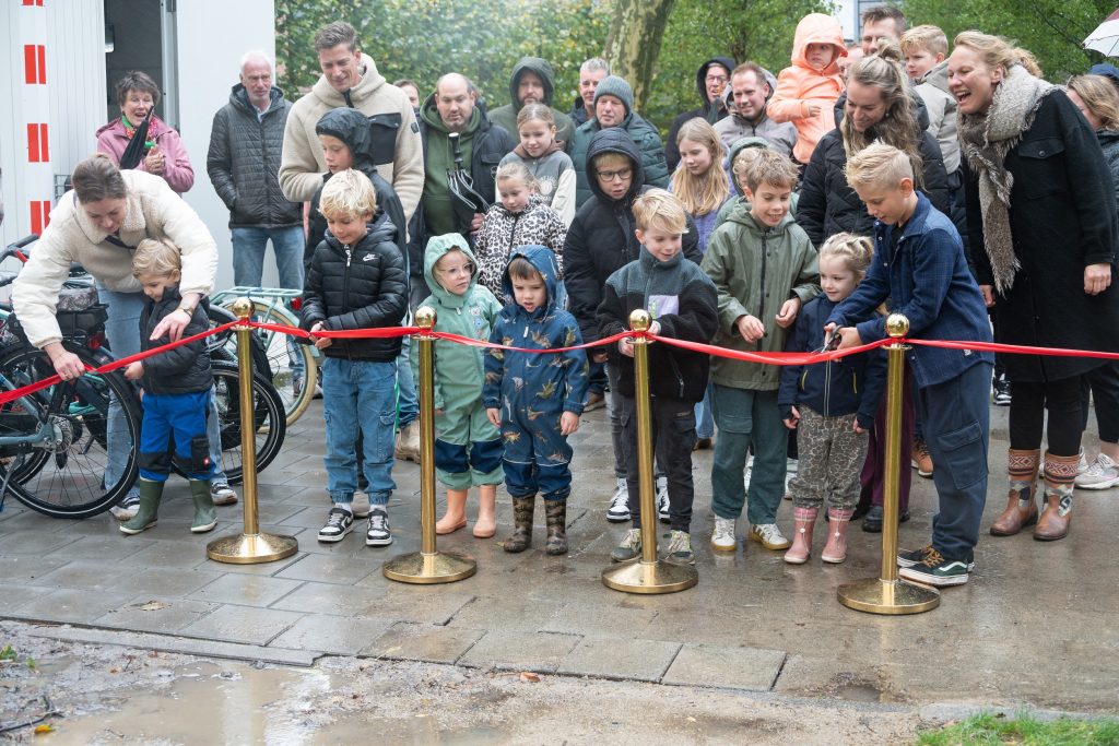 kinderen knippen lint door van nieuwe speeltuin in Nieuw Niedorp