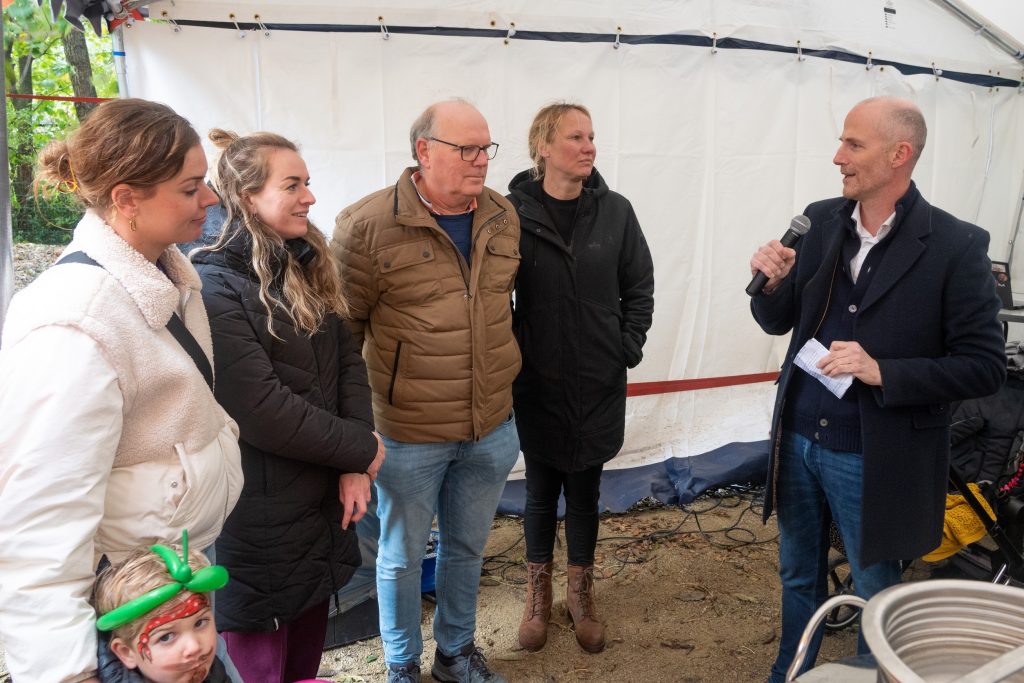 wethouder Rober Leever bedankt vrijwilligers