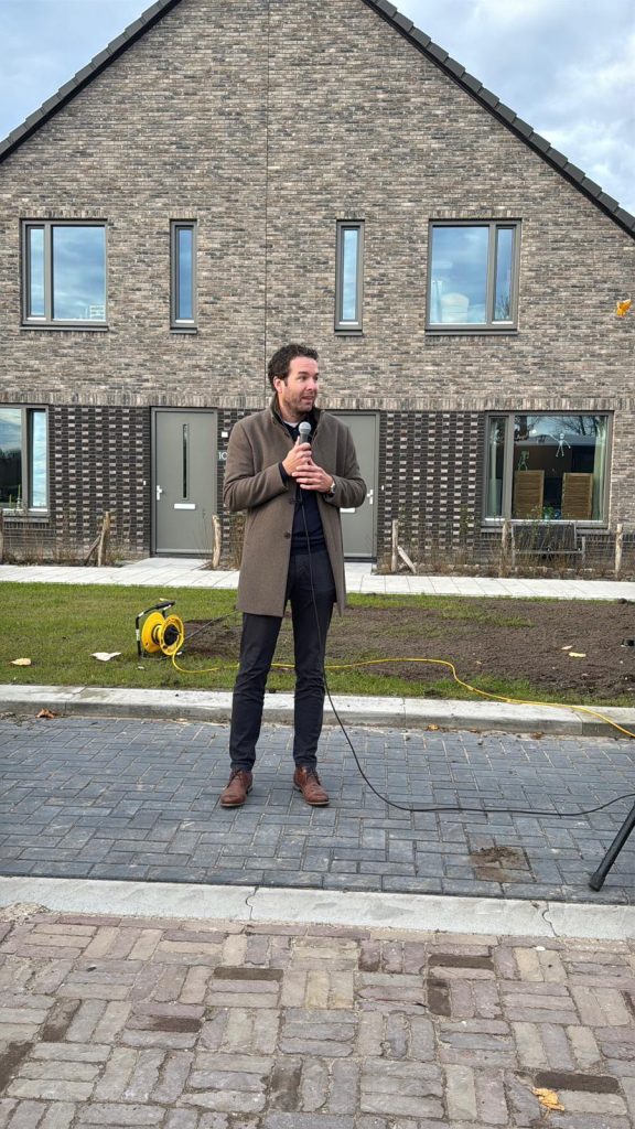 Wethouder Mark Versteeg houdt een praatje tijdens de oplevering van Lelypark in Wieringerwerf