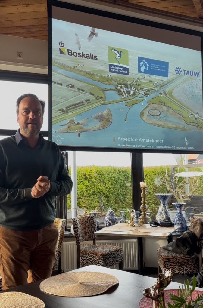 Werkbezoek raadsleden Hollands Kroon aan Broedfort Amstelmeer - Presentatie aan de raadsleden voor een televisie