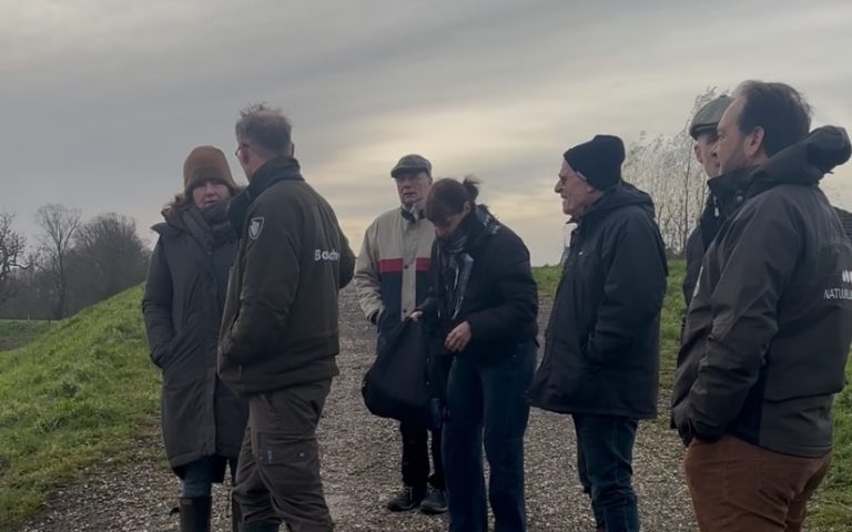 Werkbezoek raadsleden Hollands Kroon aan Broedfort Amstelmeer. Raadsleden staan bij elkaar