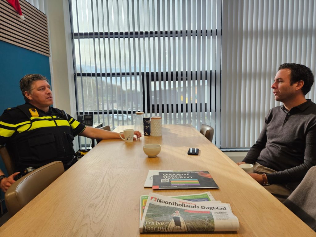 Bas Dirkmaat en Mark Versteeg aan tafel