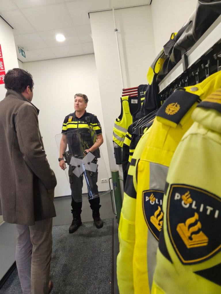 Bas Dirkmaat laat een oproerschild van de politie zien