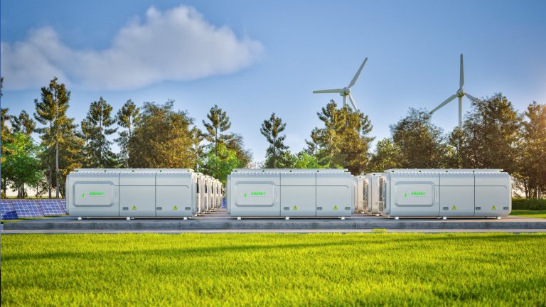 Render van een batterijopslagsysteem. Te zien zijn een aantal batterijsystemen ter op het gras met erachter windmolens.