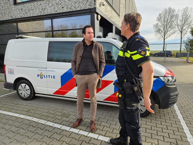 Mark Versteeg loopt mee met wijkagent Bas Dirkmaat