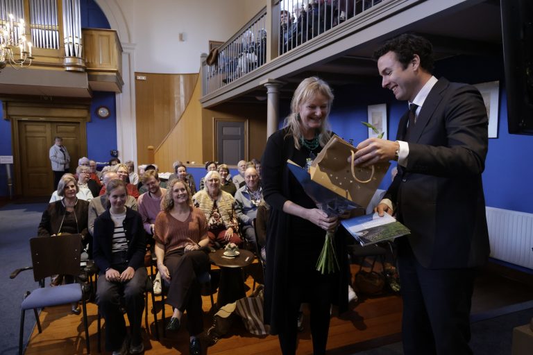 Mark Versteeg zet initiatiefneemster Angelique de Kroon in het zonnetje