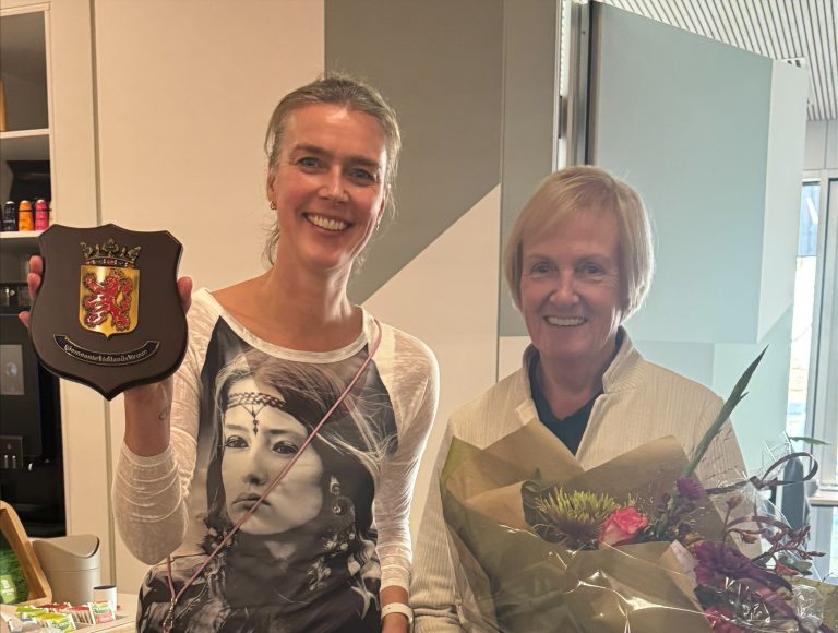 Mary van Gent feliciteert VIDO