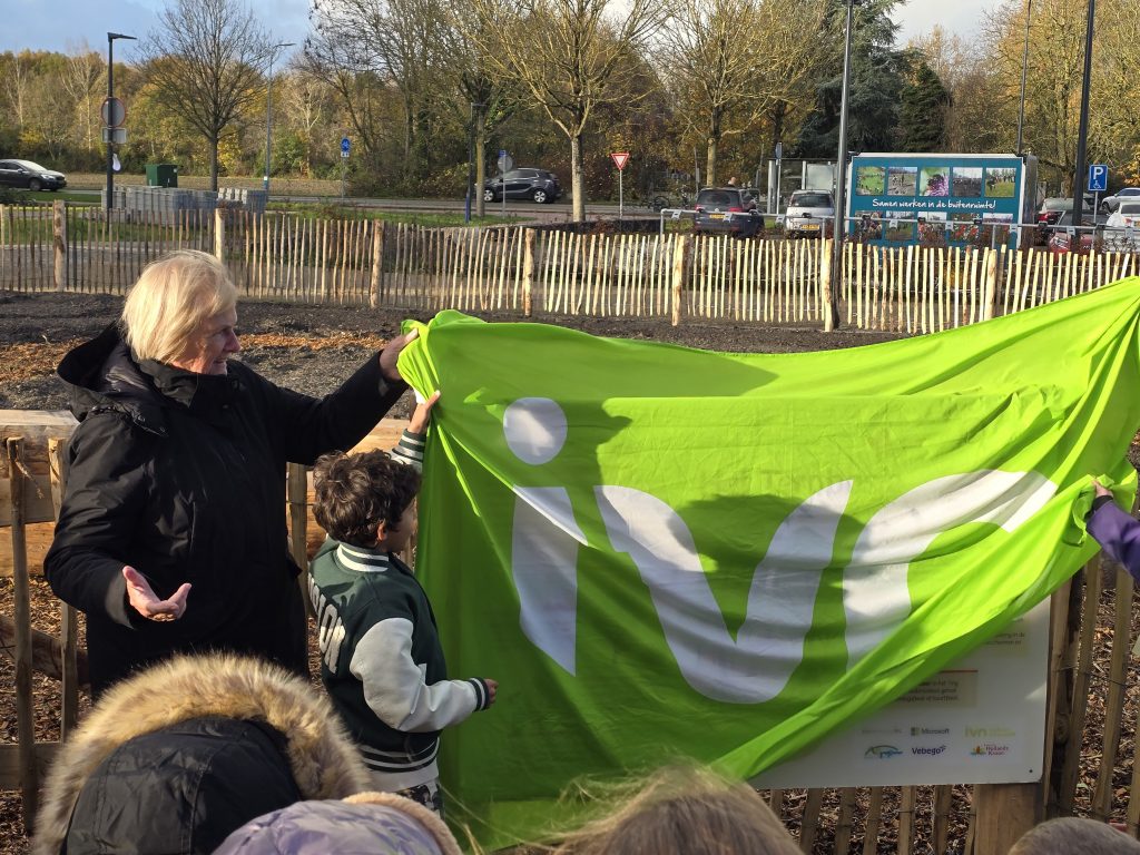 Mary van Gent haalt het doek van het bordje af
