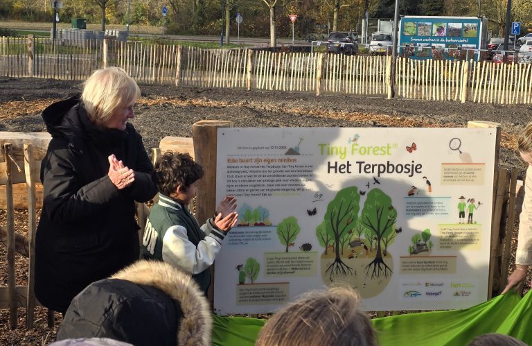 Mary van Gent opent het bordje van het Tiny Forest