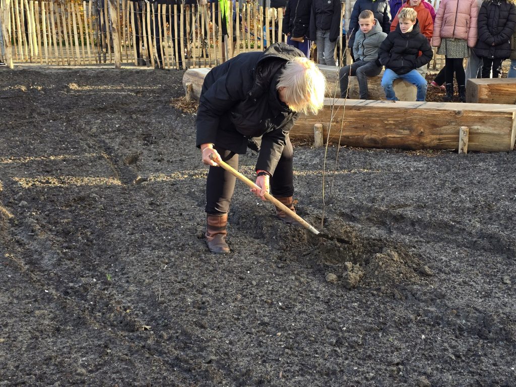 Mary van Gent plant een boompje