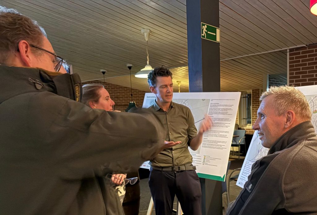 Medewerker van Urban Synergy legt denkrichtingen uit voor de dorpsvisie Hippolytushoef