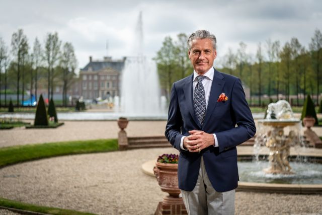 Paul Rem is expert op het gebied van koninklijke paleizen en in het bijzonder de Nederlandse. Hier staat hij voor een mooie tuin met fontein