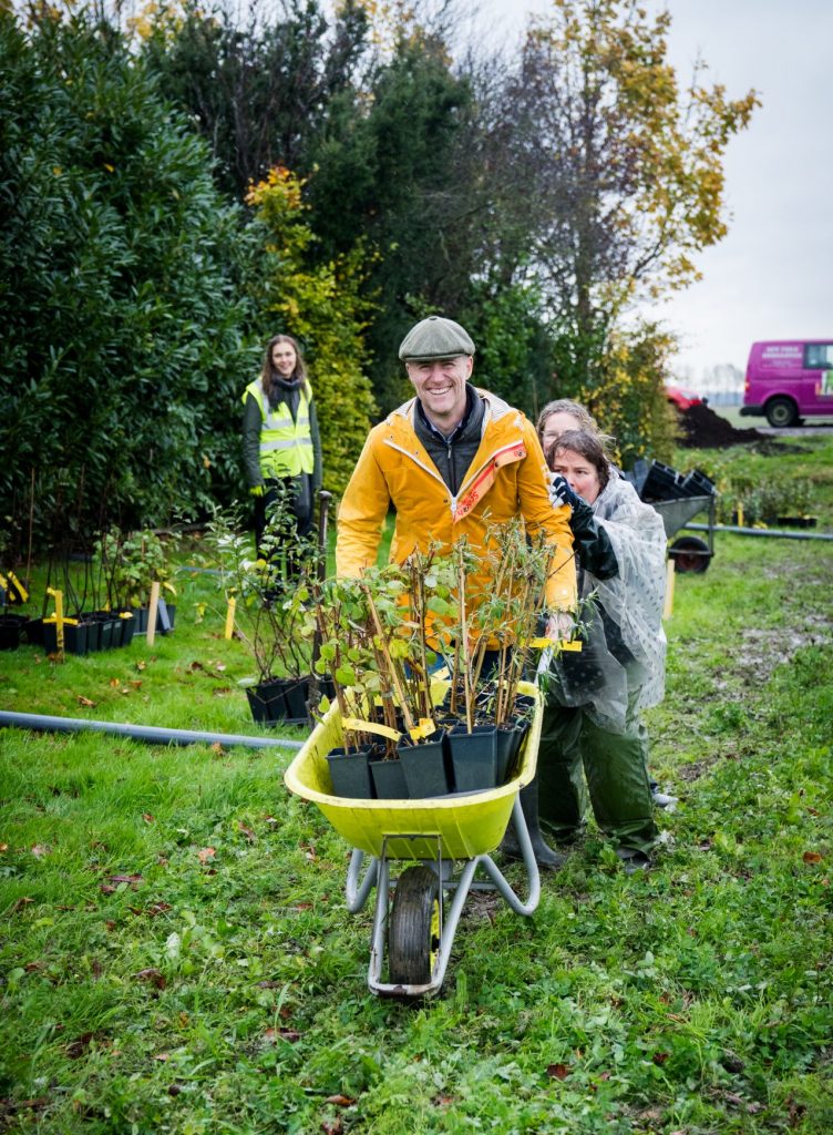Robert Leever met een kruiwagen vol boompjes