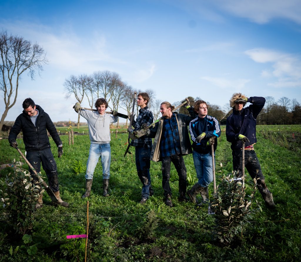 Vele mannen hielpen mee met boompjes planten