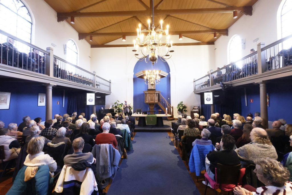 Vol kerkje met belangstellenden