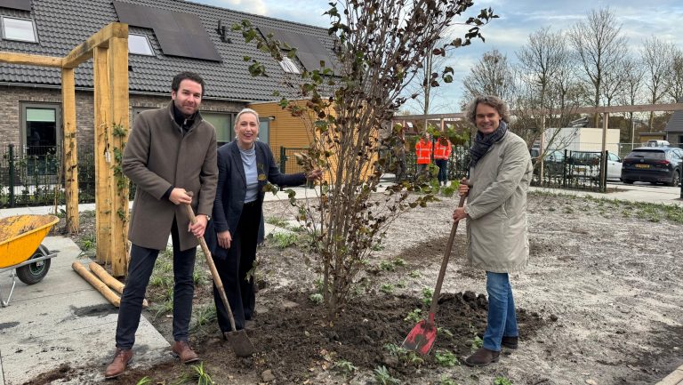 Feestelijke oplevering Lelypark in Wieringerwerf met van links naar rechts wethouder Mark Versteeg, Directeur Wooncompagnie (Wiesje van der Weide) en Directeur Trebbe (Martin Beukeboom)