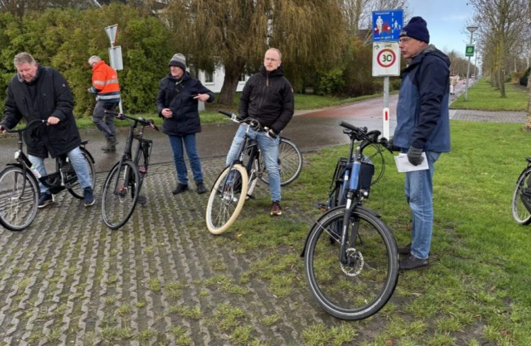 Ambtenaren en inwoners doen rondje gemeente