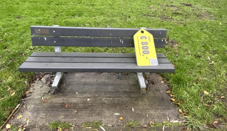 Bankje met prijskaartje