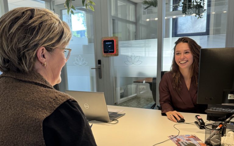 Collega's Hollands Kroon Team Dienstverlening aan her werk.
