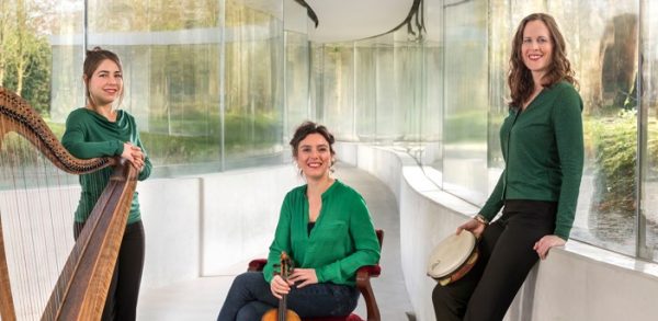 Merain bestaat uit Mieke Manschot, zang en percussie, Sandra Wallner, viool en Mirjam Rietberg, Keltische harp