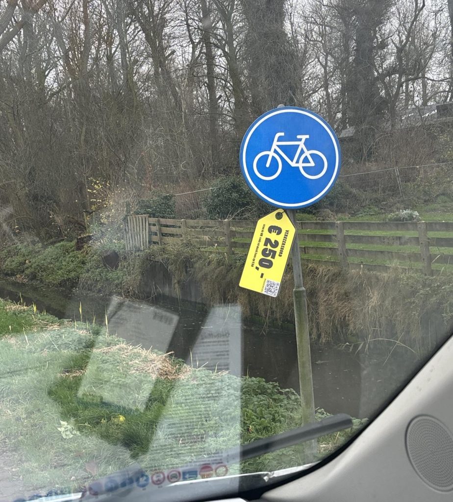 Fietsbord met prijskaartje